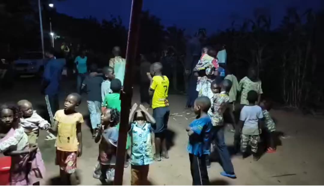 Les sous la lumiere d'une lampe à Mupompa