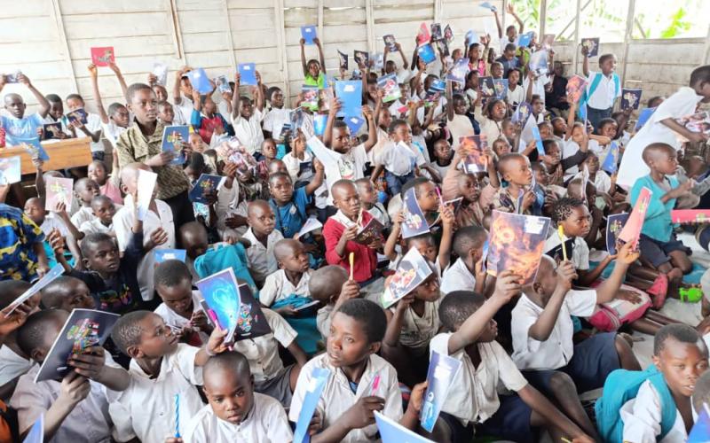 Don de l'ONG Fogeka aux enfants